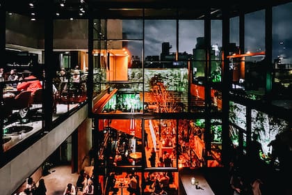 Chauvín es una experiencia 360 que se apoya en la estructura de hormigón y la vegetación que suaviza con su contraste y, mismo tiempo, exalta la construcción; tiene un salón principal amplio con sectores tipo boxes, un patio con vegetación y un subsuelo donde funcionan las salas de Microteatro