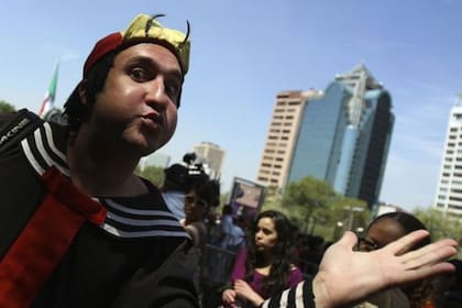 Carlos Villagrán decía que su personaje, Quico, se hizo el más popular y que eso generó recelo (en la foto, un imitador)