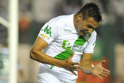 Chávez celebra su gol, el segundo de Banfield ante Sarmiento