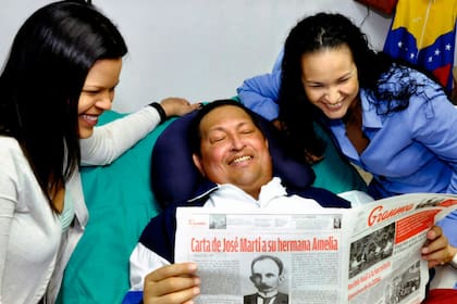 Chávez con sus dos hijas María Gabriela y Rosa Virginia. La primera es la mujer es la más rica de Veezuela, tiene 4 millones de dólares en bancos de Europa.