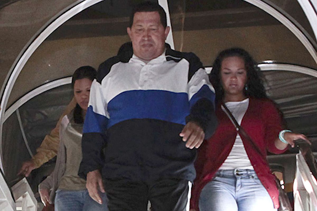 Chávez descendió del avión acompañado por sus hijas