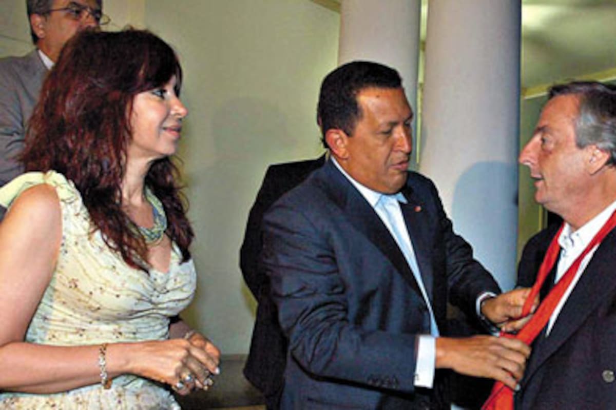 Chávez le anudó la corbata a Kirchner ante la mirada de la senadora Cristina Fernández; el dirigente bolivariano confirmó un crédito para SanCor