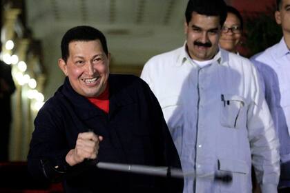 Chávez y Maduro, quien será presidente hasta que se convoque a elecciones