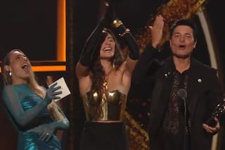 La emoción de Chayanne al recibir el Premio Lo Nuestro en manos de su hija y su sobrina Lele Pons
