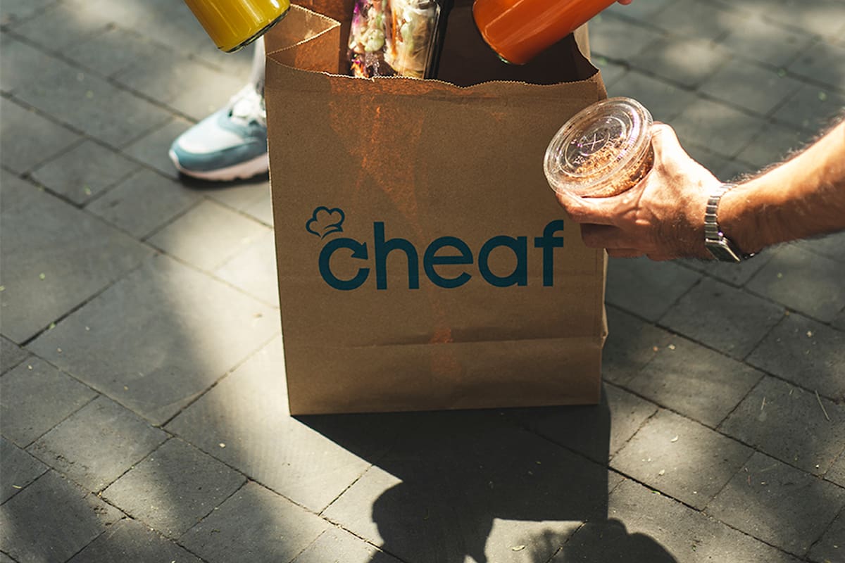 Cheaf ofrece la particularidad de que las compras que realizan los clientes tienen un componente sorpresivo, ya que el cliente solo elige la categoría de alimentos para rescatar: frutas y verduras, lácteos, quesos y fiambres o panificados, pero desconoce el contenido exacto de la bolsa que está comprando y tiene que retirar por el negocio