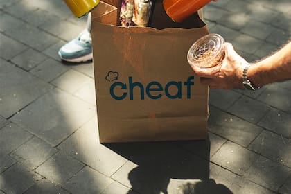 Cheaf ofrece la particularidad de que las compras que realizan los clientes tienen un componente sorpresivo, ya que el cliente solo elige la categoría de alimentos para rescatar: frutas y verduras, lácteos, quesos y fiambres o panificados, pero desconoce el contenido exacto de la bolsa que está comprando y tiene que retirar por el negocio