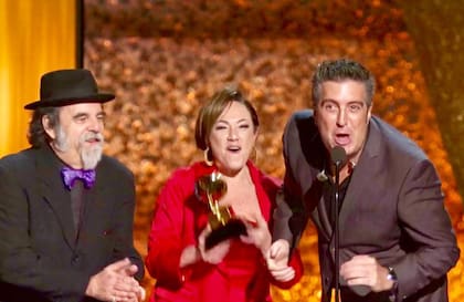 Cheche Alara junto a Claudia Brant, con quien ganó un Grammy al Mejor álbum de pop latino en la pasada edición