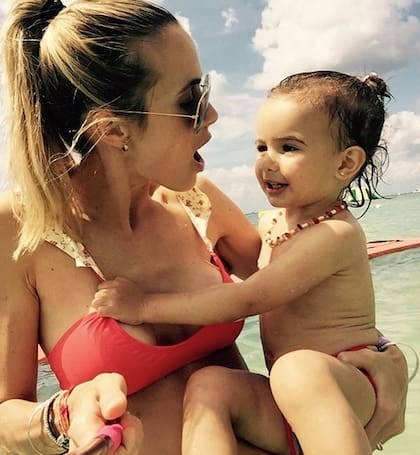 Chechu Bonelli junto a una de sus hijas