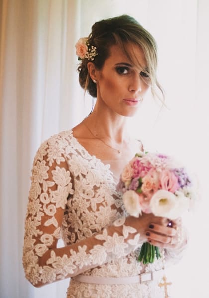 Chechu impactó con un diseño de Natalia Antolín color blanco, muy sugerente, con transparencias y gran escote adelante y atrás. Lo acompañó muy bien con un maquillaje muy fresco y natural.