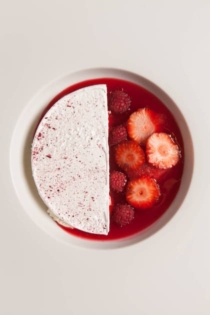 Cheese cake de requesón con consomé de frutillas y frambuesas con granito de frutos rojos.