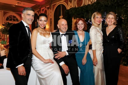 “Chela” Briceño, con Charly Fonseca, Fabián Zitta, Carla Peterson, Flavia Fernández y Catalina Lanús.