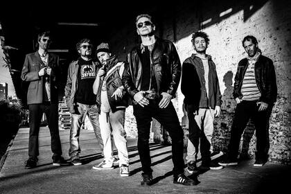 La banda nació a fines de los 80 como La Zimbabwe Reggae Band y en su formación original se encontraba Afo Verde, quien luego desarrolló una fructífera carrera como ejecutivo discográfico