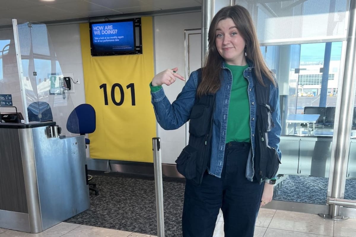 Chelsea Dickenson le explicó a la CNN cómo emplea atajos para no pagar un equipaje extra en los aeropuertos