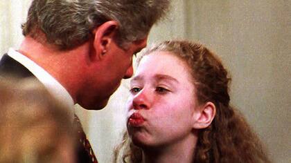 Chelsea junto a su padre Bill Clinton