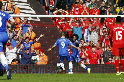 Chelsea venció 2-0 al líder Liverpool y, a falta de dos jornadas para el final de la Premier 2013/2014, dejó abierta la puerta del título que luego conquistó Manchester City