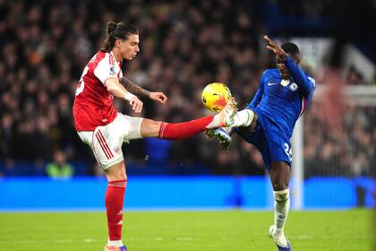Chelsea vs. Arsenal: el brutal planchazo de Caicedo que le valió una expulsión del partido de la Premier League