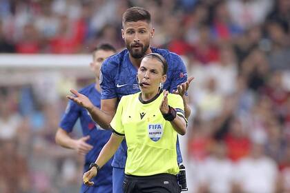 Chelsea Vs Liverpool . Olivier Giroud.Dicute Con La referi, Stephania Frappart.