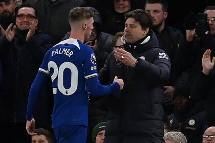 Chelsea's Argentinian head coach Mauricio Pochettino (R) congratulates Chelsea's English midfielder #20 Cole Palmer (L) as he is substituted during the English Premier League football match between Chelsea and Everton at Stamford Bridge in London on April 15, 2024. (Photo by Glyn KIRK / AFP) / RESTRICTED TO EDITORIAL USE.  Do not use with unauthorized audio, video, data, fixture lists, club/league logos or 'live' services.  Online in-match use limited to 120 images.  An additional 40 images may be used in extra time.  Not video emulation.  Social media in-match use limited to 120 images.  An additional 40 images may be used in extra time.  Do not use in betting publications, games or single club/league/player publications.  / 