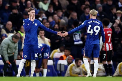 Chelsea's Argentinian midfielder #49 Alejandro Garnacho shakes hands with Chelsea's English midfielder #10 Cole Palmer as he leaves the pitch during the English Premier League football match between Chelsea and Brentford at Stamford Bridge in London on January 17, 2026. (Photo by Henry NICHOLLS / AFP) / RESTRICTED TO EDITORIAL USE. No use with unauthorized audio, video, data, fixture lists, club/league logos or 'live' services. Online in-match use limited to 120 images. An additional 40 images may be used in extra time. No video emulation. Social media in-match use limited to 120 images. An additional 40 images may be used in extra time. No use in betting publications, games or single club/league/player publications. /