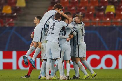 Chelseas Olivier Giroud celebrates with his teammates after scoring his sides first goal during the Champions League, round of 16, first leg soccer match between Atletico Madrid and Chelsea at the National Arena stadium in Bucharest, Romania, Tuesday, Feb. 23, 2021. (AP Photo/Vadim Ghirda)