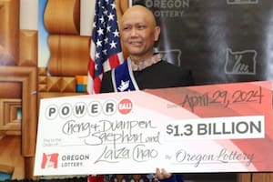 Cheng Saephan dice que compartirá el premio con su esposa y una amiga