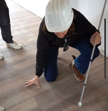 Chequeando el piso de una obra.