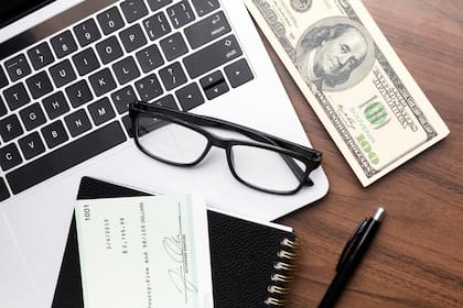 Cheques de hasta US$400: Nueva York dejó afuera a ciertos habitantes del beneficio por inflación