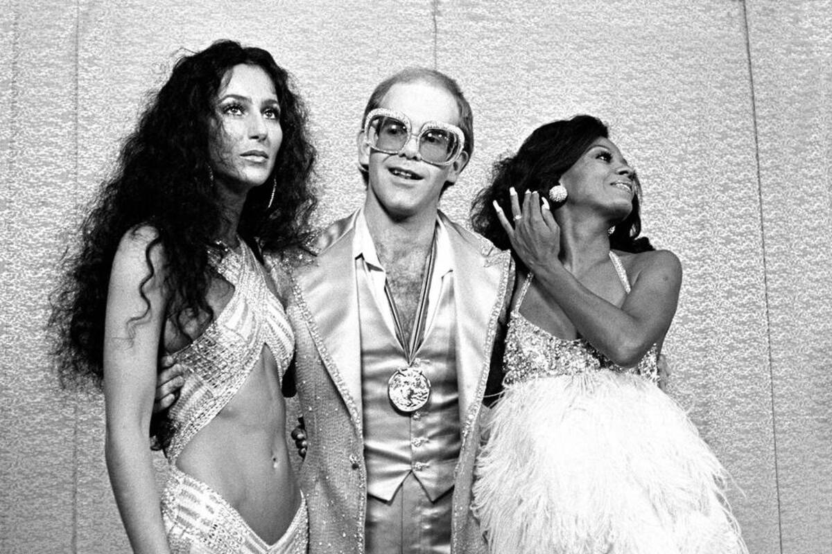Cher, Elton John y Diana Ross durante una entrega de premios en Santa Monica, en una fotografía de Mark Sullivan de 1975/ Contour by Getty Images