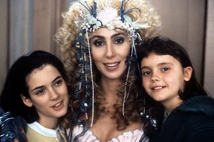 Cher junto a sus hijas de ficción, Winona Ryder y Christina Ricchi, en el film Mi madre es una sirena