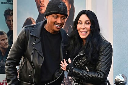 Cher y su novio, el rapero Alexander Edwards, llegaron juntos a la premiere de El club de los vándalos y se mostraron todo el tiempo muy cariñosos. La célebre cantante también adoptó su look a la temática y lució una campera de cuero