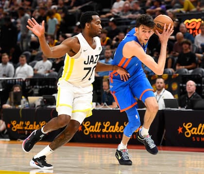Chet Holmgren ante la defensa de Vic Law, de Utah Jazz, durante un partido de la NBA Summer League
