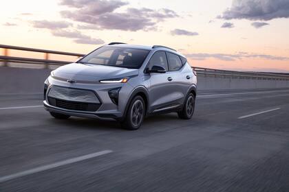 Chevrolet Bolt EUV, uno de los modelos eléctricos de la nueva estrategia de GM que lo coloca como competidor directo de Tesla