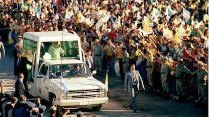 Chevrolet C-10 adaptado para papamóvil por SEVEL Argentina en 1987