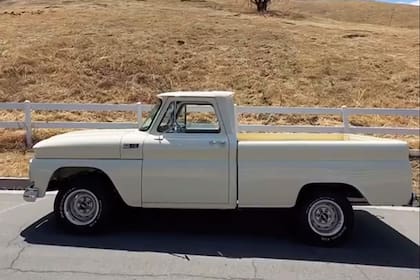 CHEVROLET C10. De 1965, es “la” pick-up vintage. Se trata de un diseño icónico americano, de líneas rectas y elegantes, con caja larga