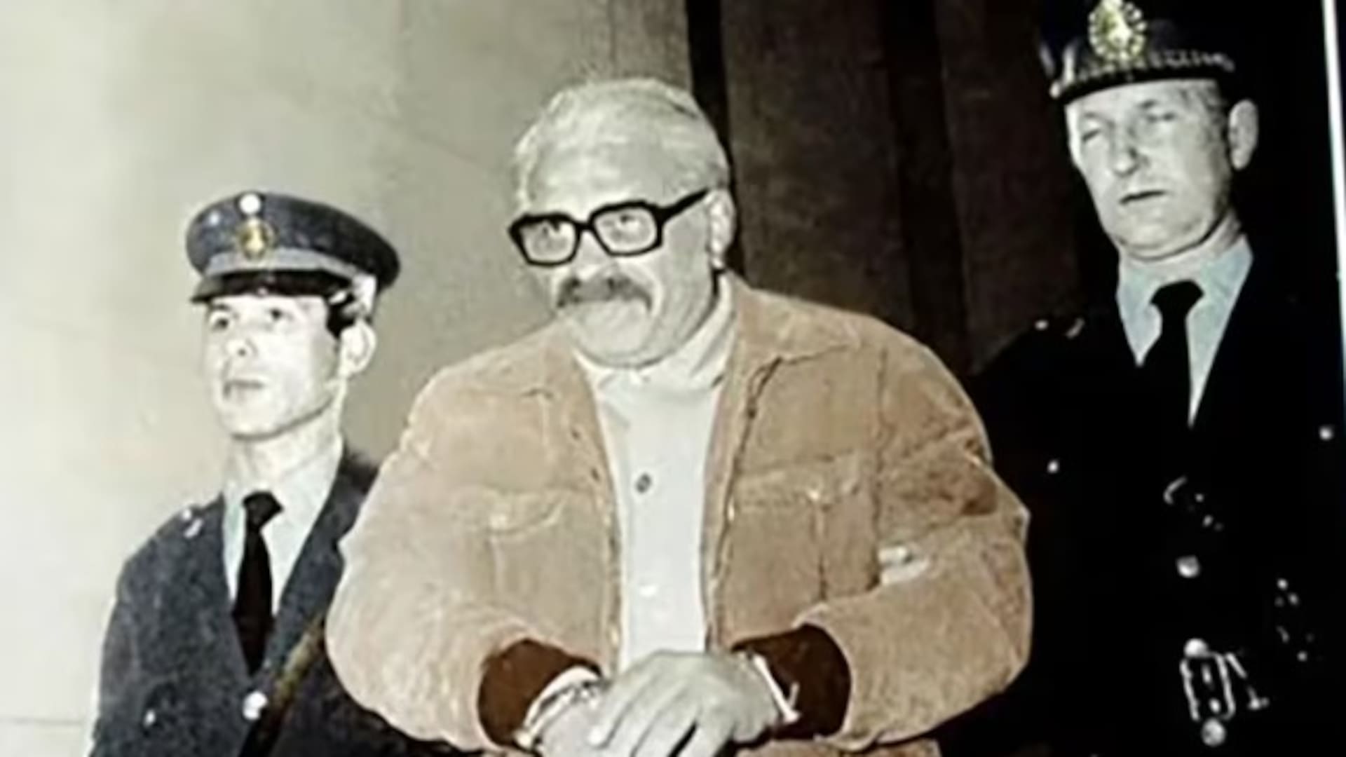 Chiappe, esposado y custodiado por dos oficiales de la Policía Federal