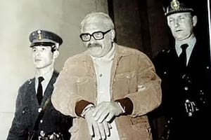 Chiappe, esposado y custodiado por dos oficiales de la Policía Federal