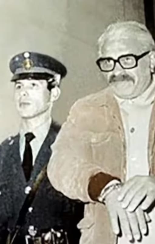 Chiappe, esposado y custodiado por dos oficiales de la Policía Federal