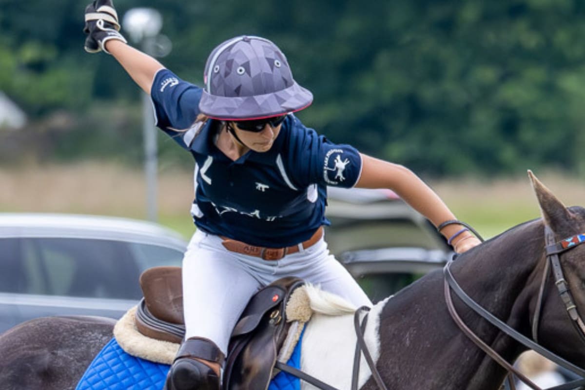 Chiara Nalli Abad tiene 18 años, es platense y juega al polo en Inglaterra.