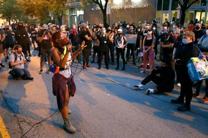 Chicago: saqueos y arrestos en una nueva protesta contra la violencia policial