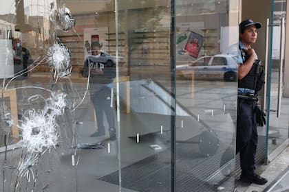 Cientos de personas causaron caos en el centro de la ciudad y rompieron negocios