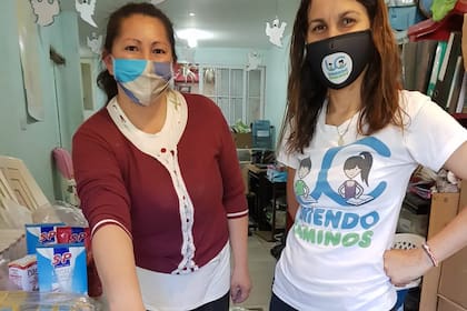 Para Clara, acompañar la continuidad de la educación es una acción constante que tiene efecto en las chicas y los chicos, por eso, elige ayudar a Uniendo Caminos; en la foto, referentes de la ONG armando las cajas de alimentos que se repartieron los últimos meses