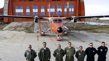 Mujeres y hombres de Marambio preparan el avión Twin que hará invierno en la Antártida