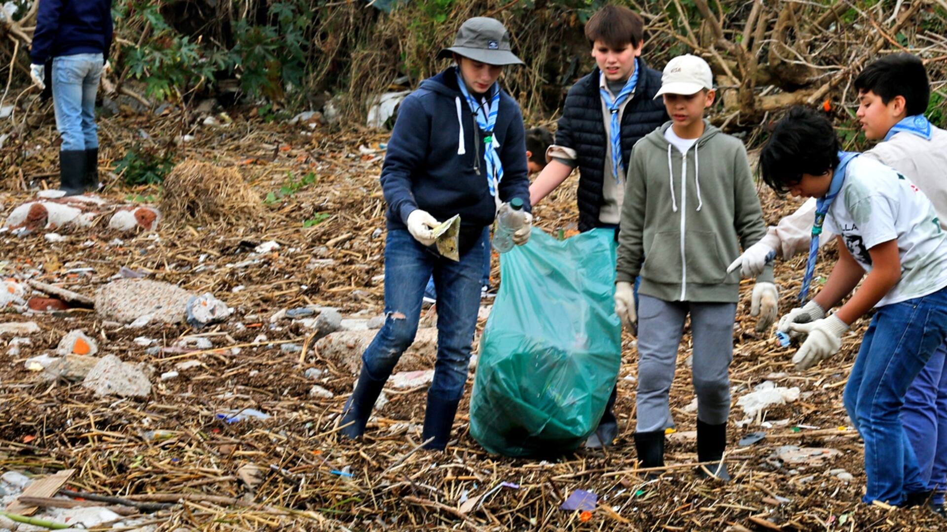 Chicas y chicos scouts de Olivos participaron de las actividades de limpieza en la reserva ecológica de Vicente López