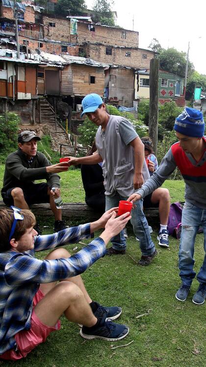 Chicha, un diccionario y selfies. Lo que se llevan los viajeros a cambio de su ayuda solidaria
