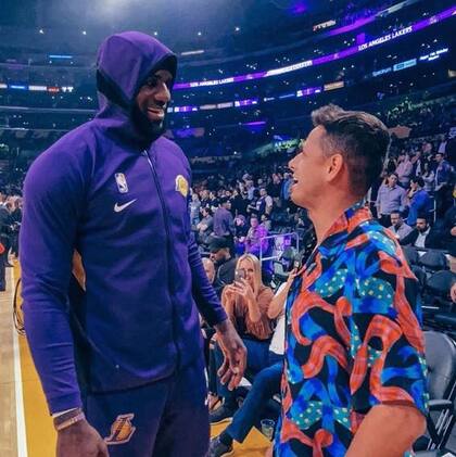 Chicharito saluda a LeBron James antes del partido entre Los Angeles Lakers y New Orleans Pelicans, por la NBA.