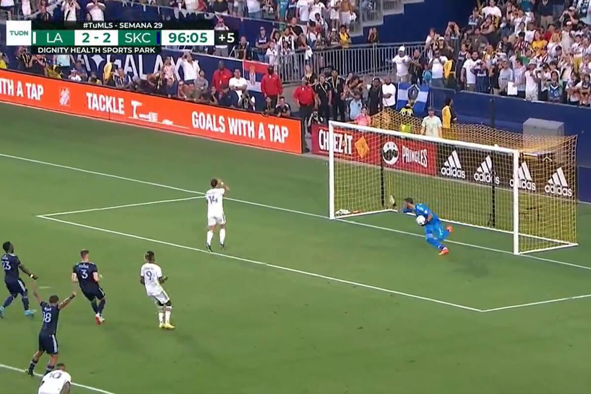 Chicharito ya malogró el penal sobre la hora y se toma la cabeza