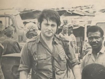 Chiche Gelblung en Biafra, durante su cobertura de 1970 para la revista Gente