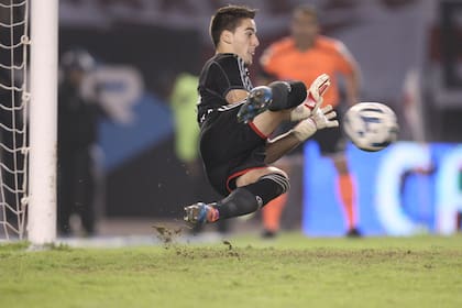 Chichizola ataja un penal clave para River