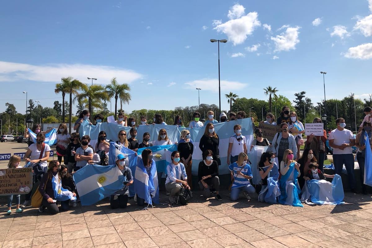 Chicos, adolescentes y adultos marcharon en Tigre para pedir el regreso a las clases presenciales