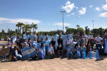 Chicos, adolescentes y adultos marcharon en Tigre para pedir el regreso a las clases presenciales